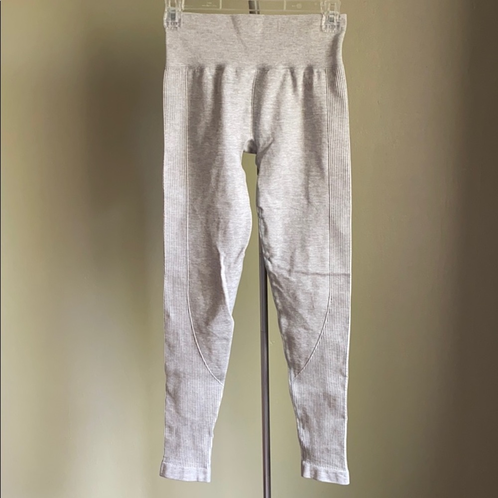 Super cute light grey gym leggings!